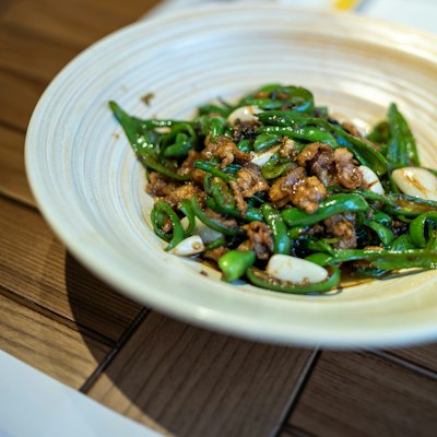 Pork stir-fried with green chilies